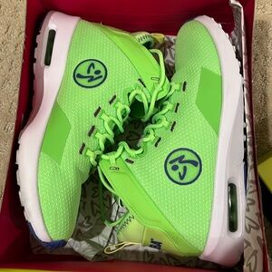 Zumba Air Funk women’s dance shoes, mid-top fitnesss sneakers, size 7